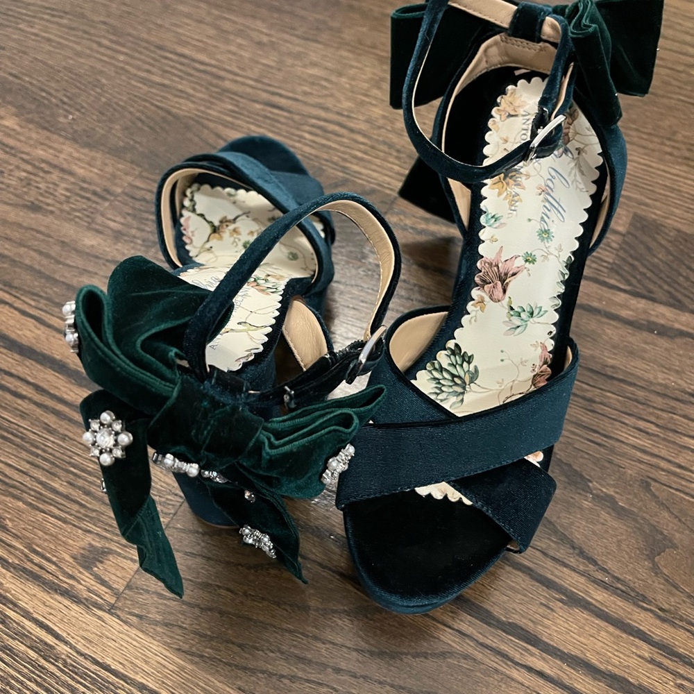 NWOB Nicola Bathie x Antonio Melani Velvet Green Platform Sandals with bow